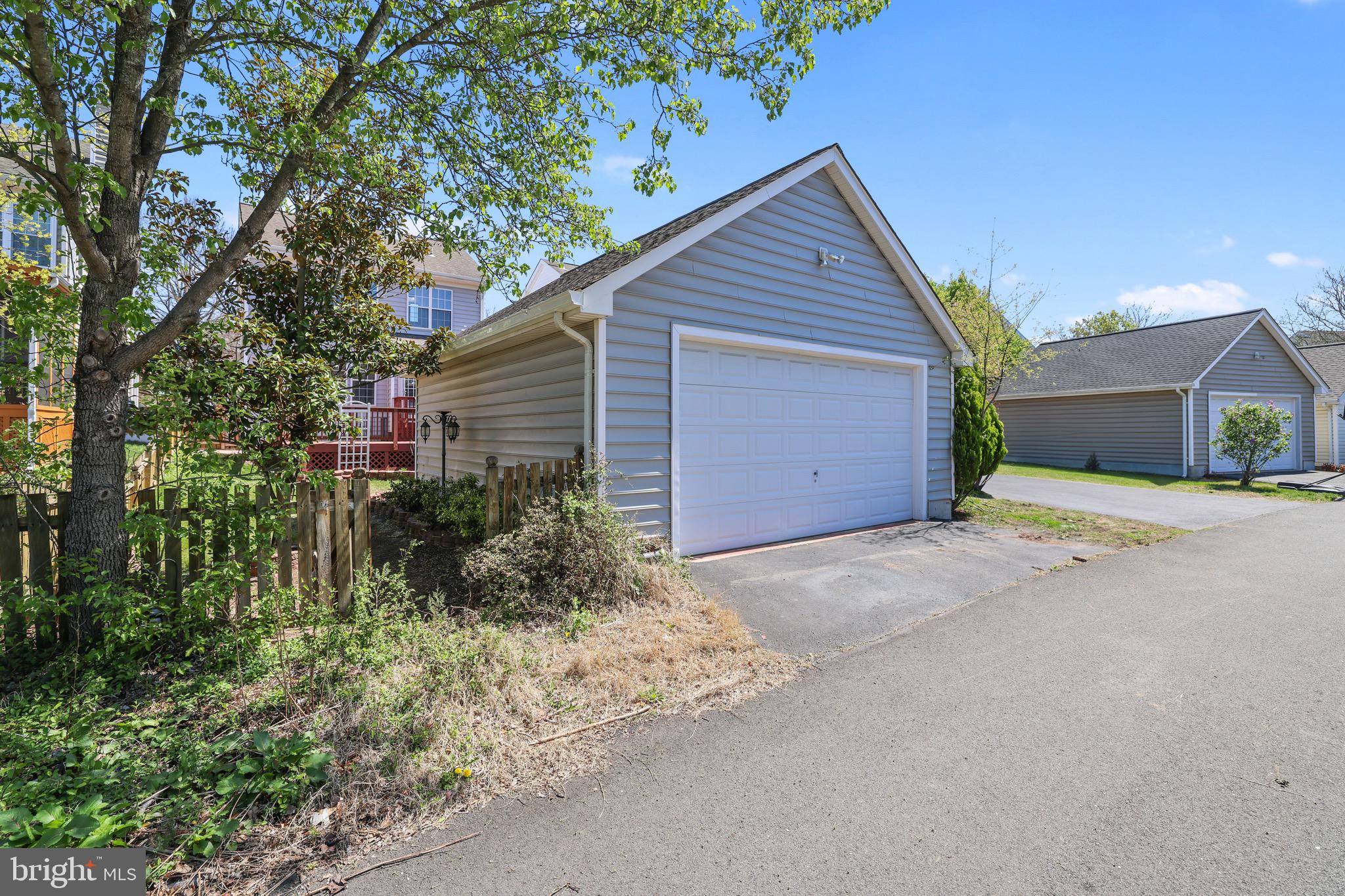 26215 Ocala Circle Chantilly, VA 20152 - Photo 50 of 50 a backyard of a house with plants and trees