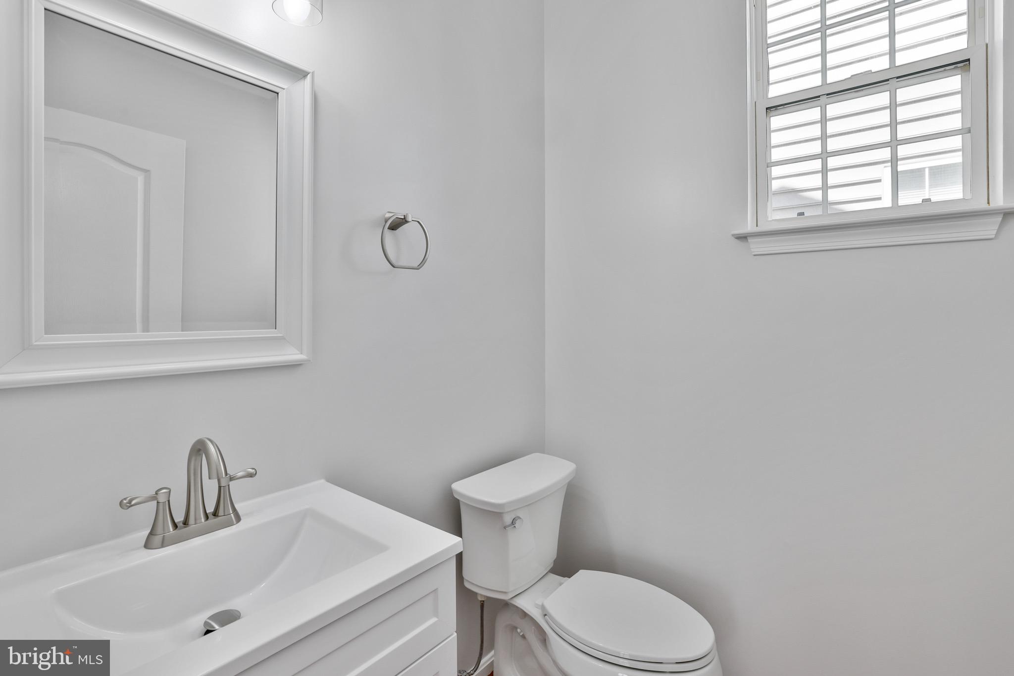 26215 Ocala Circle Chantilly, VA 20152 - Photo 10 of 50 a bathroom with a toilet sink and mirror