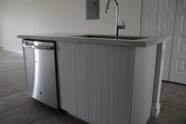 a close view of sink gate