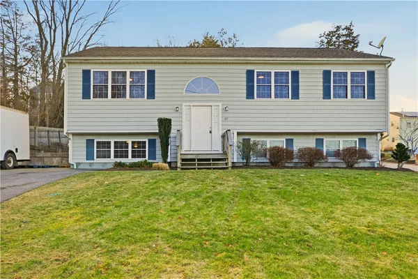 $3,200 | 37 Thayer Street, Bristol, RI 02809