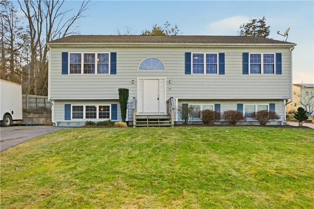 $3,200 | 37 Thayer Street, Bristol, RI 02809