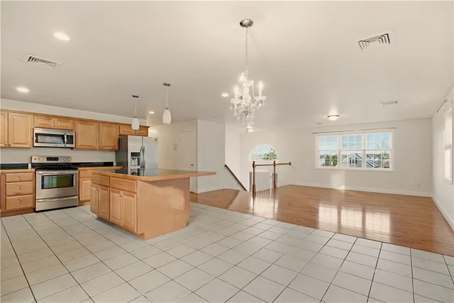 $3,200 | 37 Thayer Street, Bristol, RI 02809