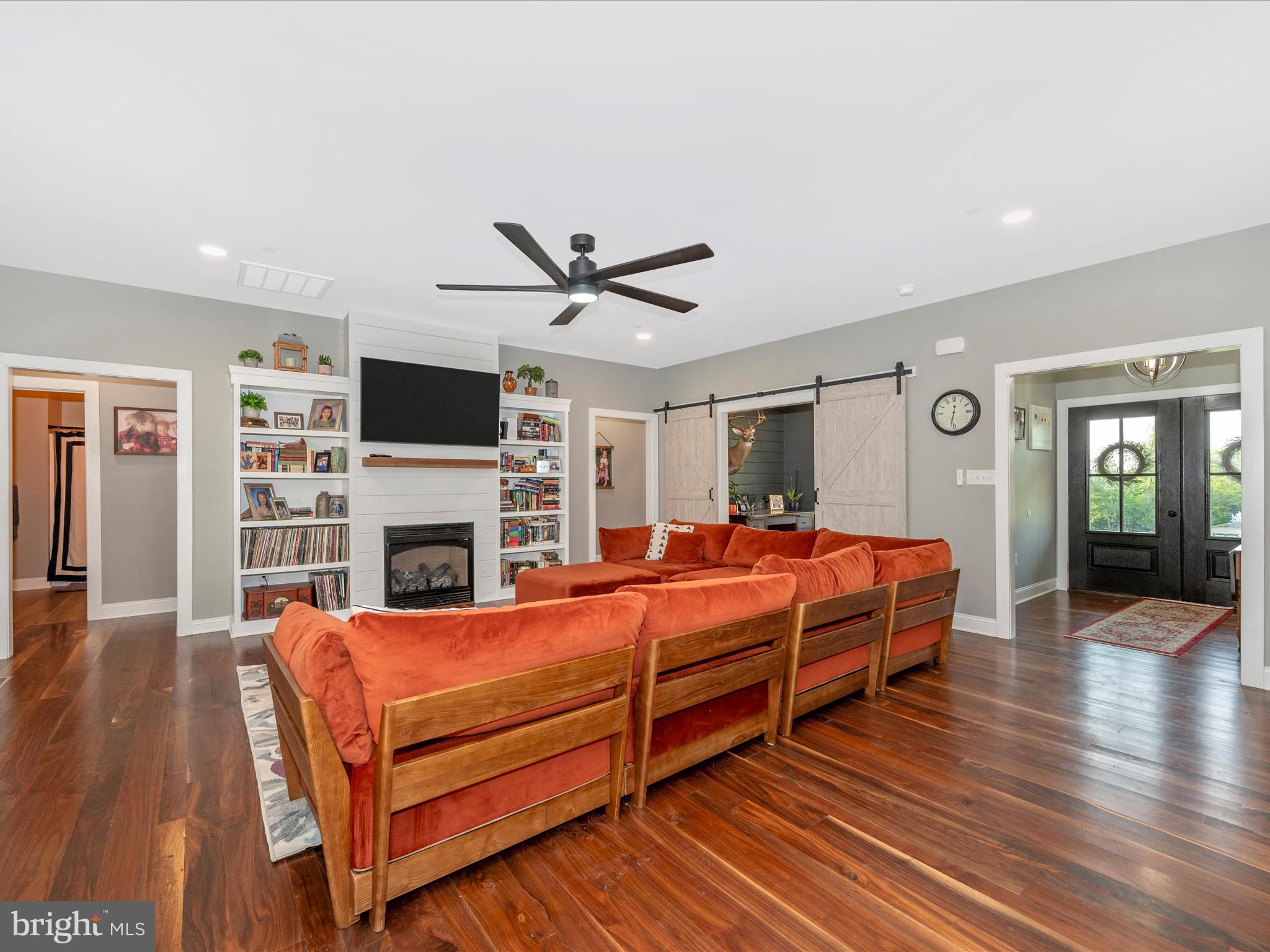 16227 Shaffer Road Sharpsburg, MD 21782 - Photo 6 of 54 Living Room