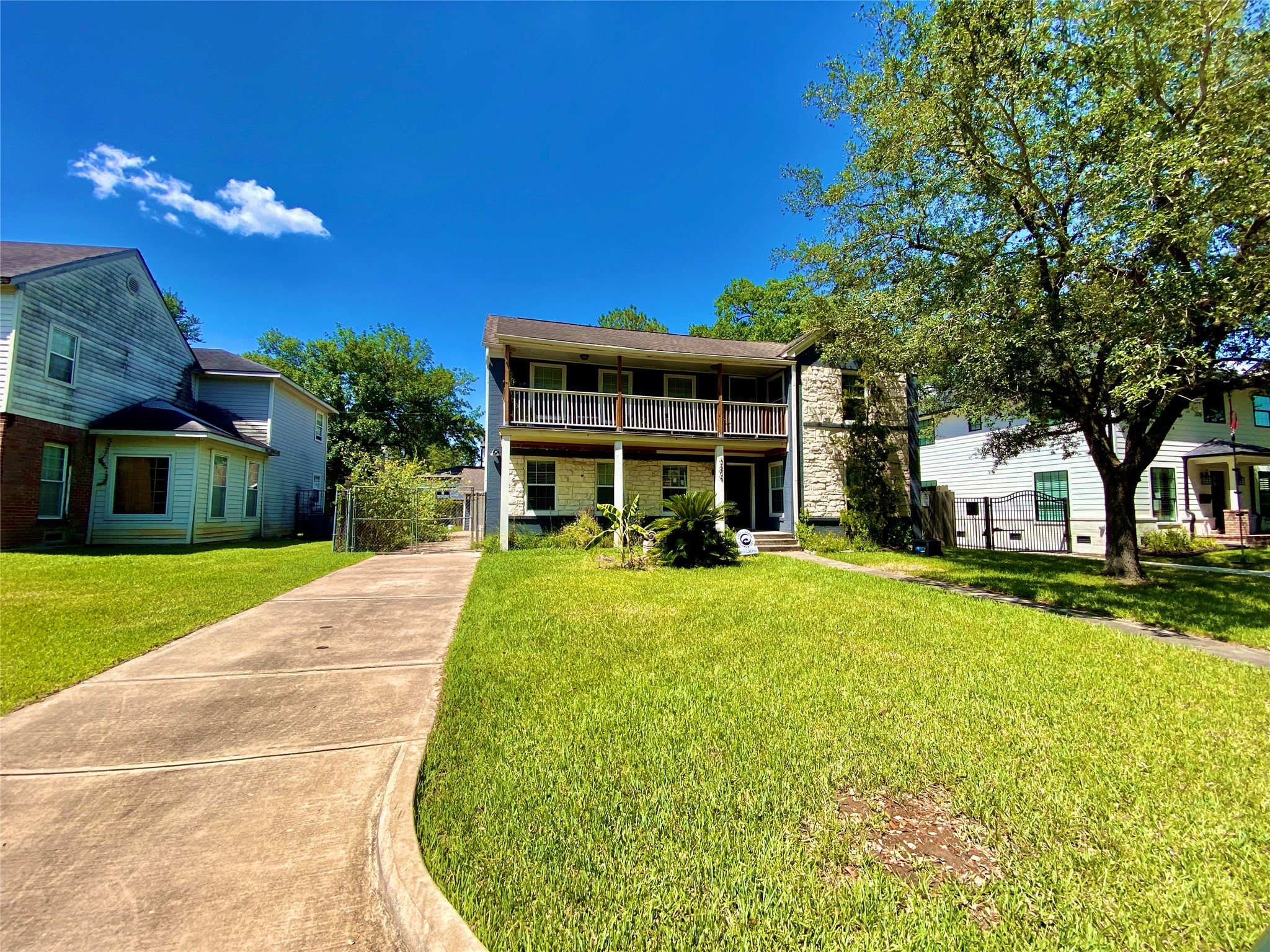 3209 Milburn Street Houston, TX 77021 - Photo 2 of 45 a front view of a house with garden