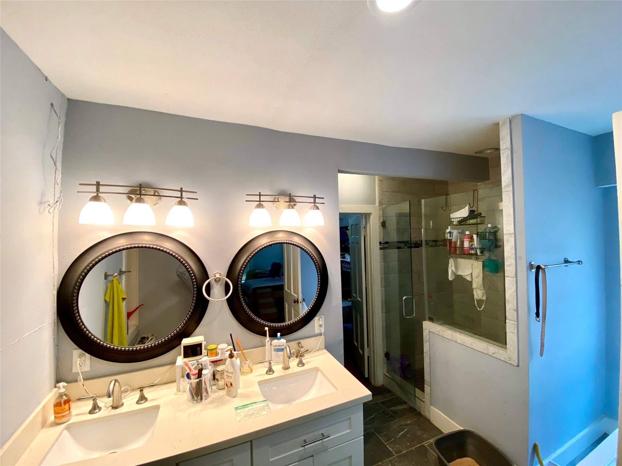 3209 Milburn Street Houston, TX 77021 - Photo 43 of 45 a bathroom with a sink and a mirror