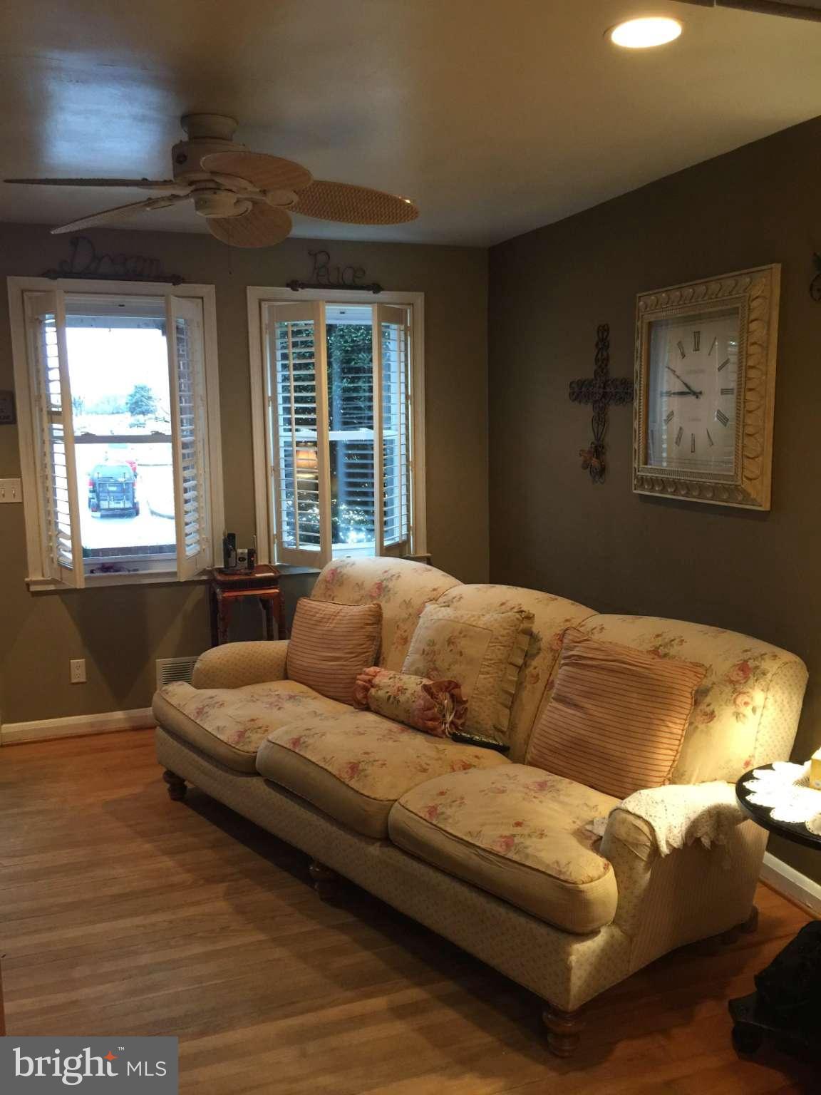 6936 Broening Road Baltimore, MD 21222 - Photo 9 of 17 Living Room
