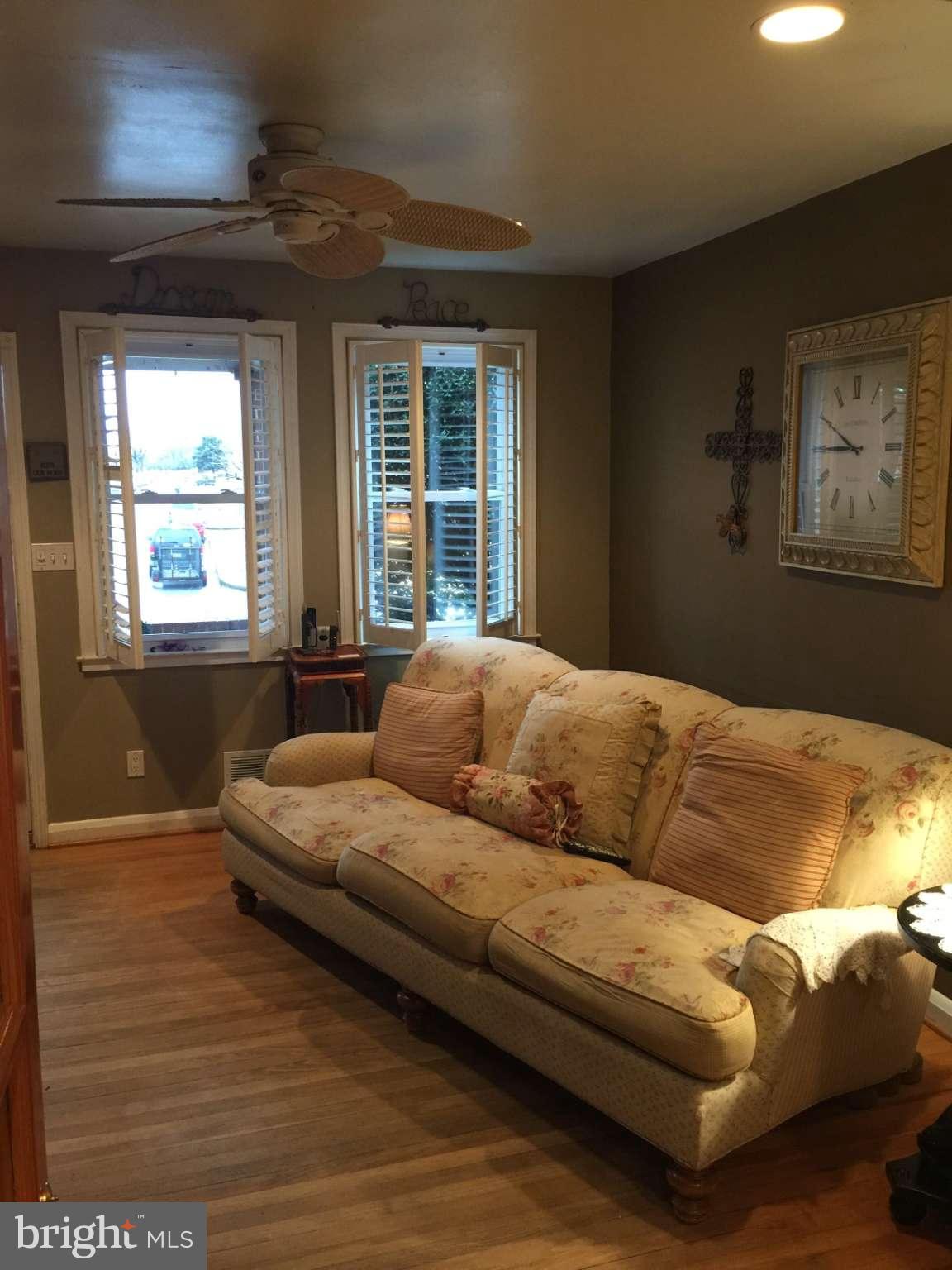 6936 Broening Road Baltimore, MD 21222 - Photo 10 of 17 Living Room