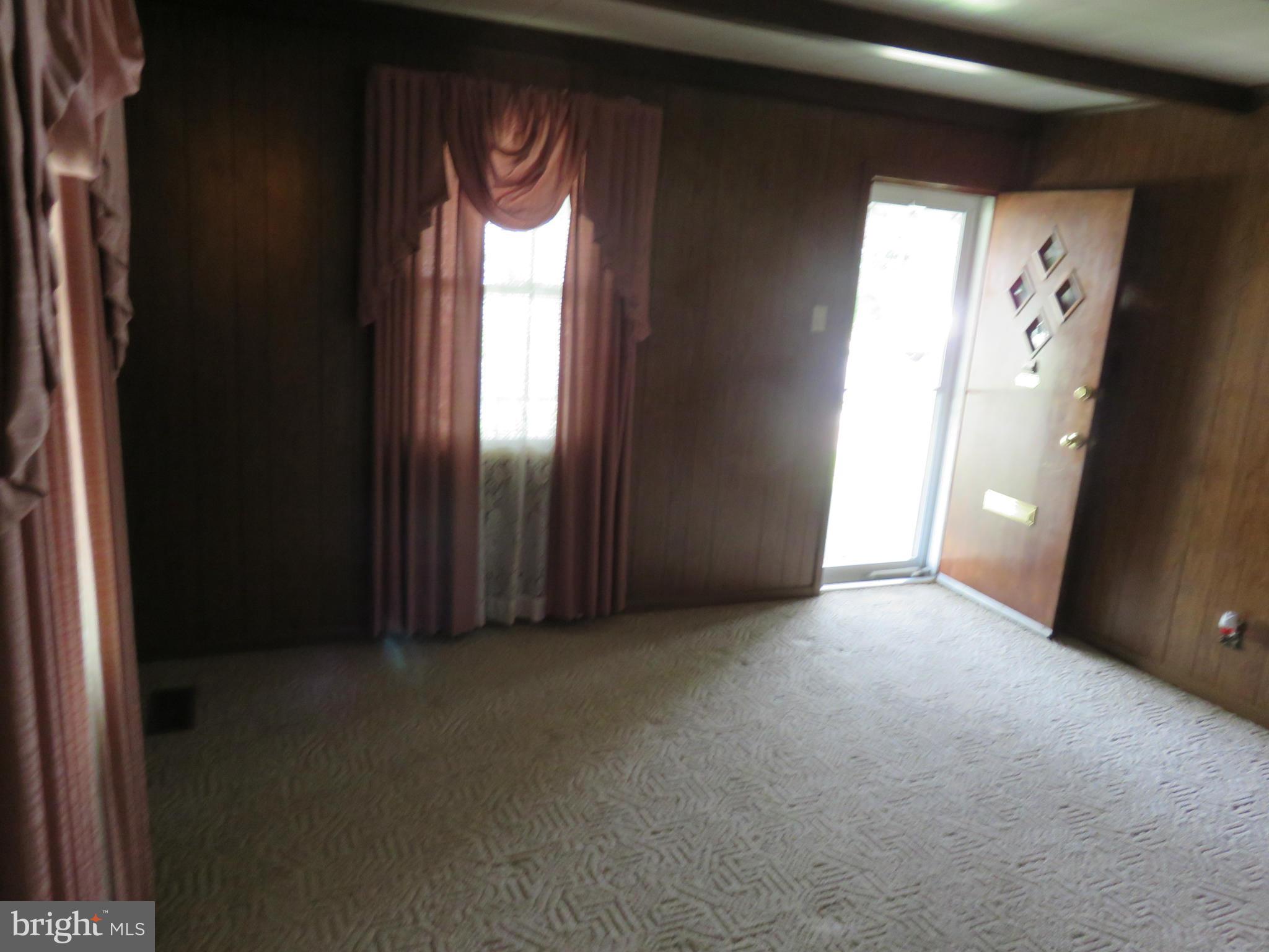 7608 Spruce Road Baltimore, MD 21222 - Photo 4 of 30 Living Room/Entrance