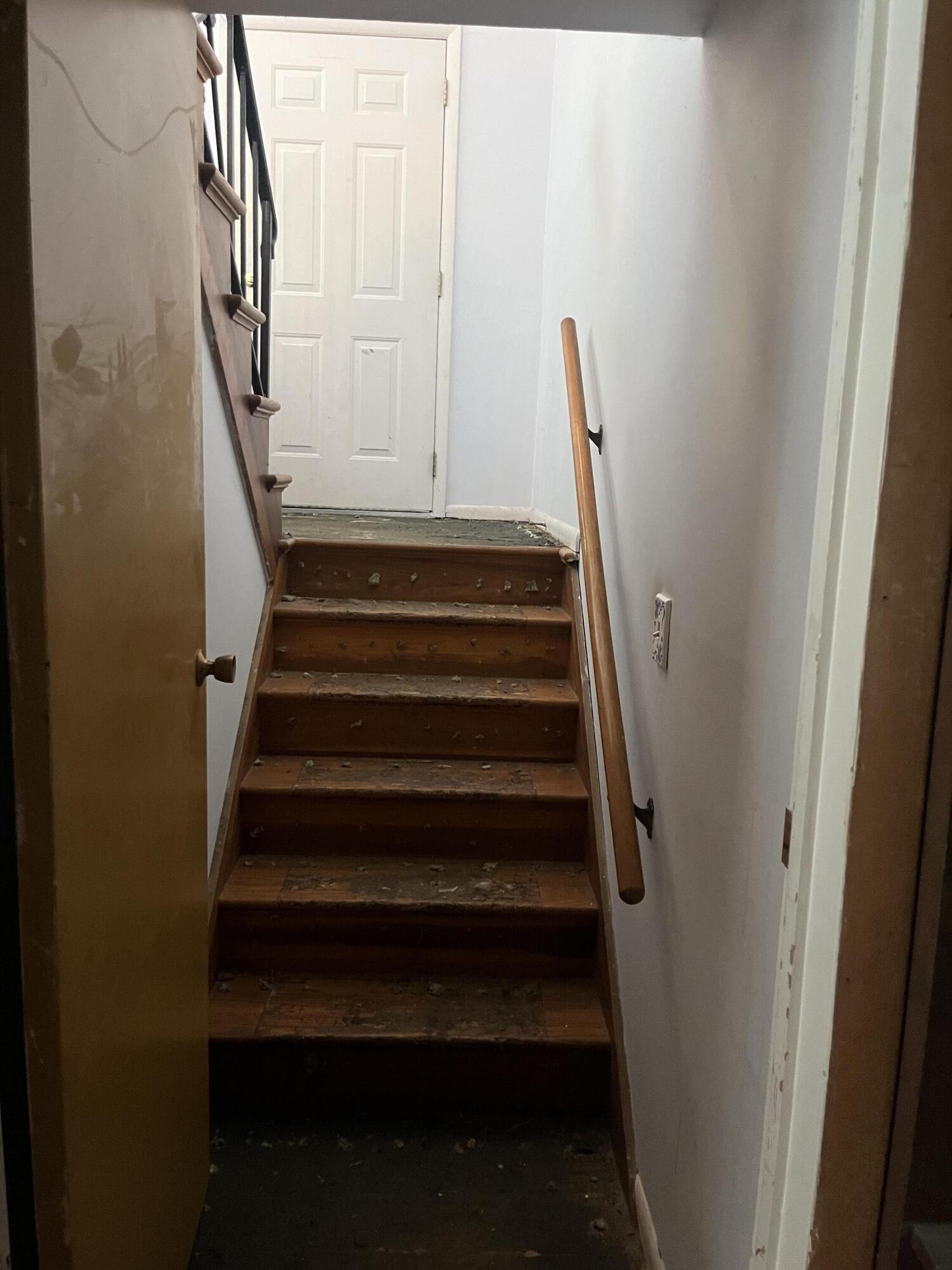 284 Stanford Lane Jackson, MI 49203 - Photo 20 of 23 Front Door/Stairs