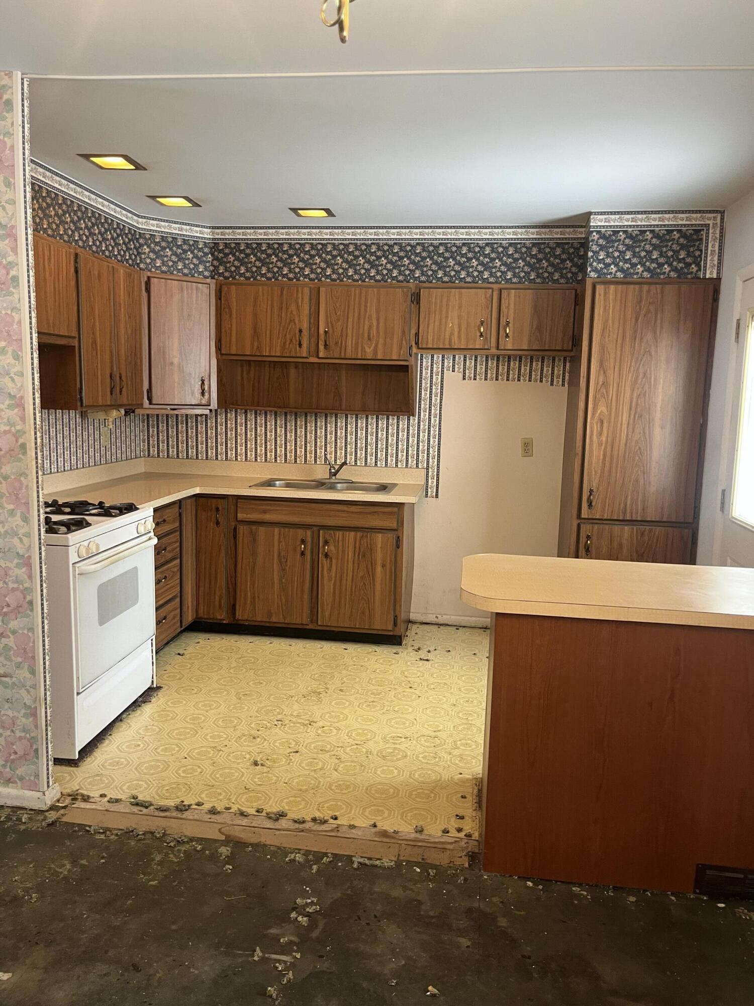 284 Stanford Lane Jackson, MI 49203 - Photo 5 of 23 Kitchen