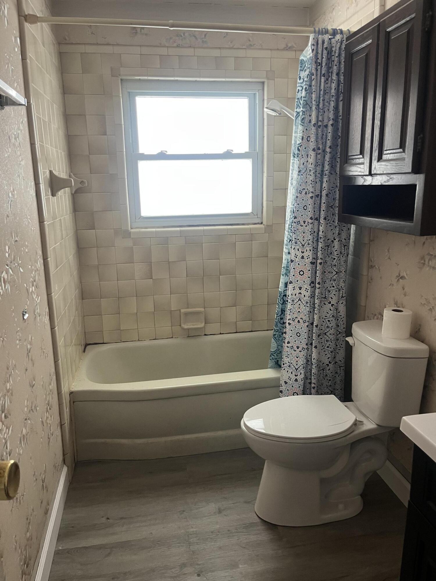 284 Stanford Lane Jackson, MI 49203 - Photo 10 of 23 Bathroom