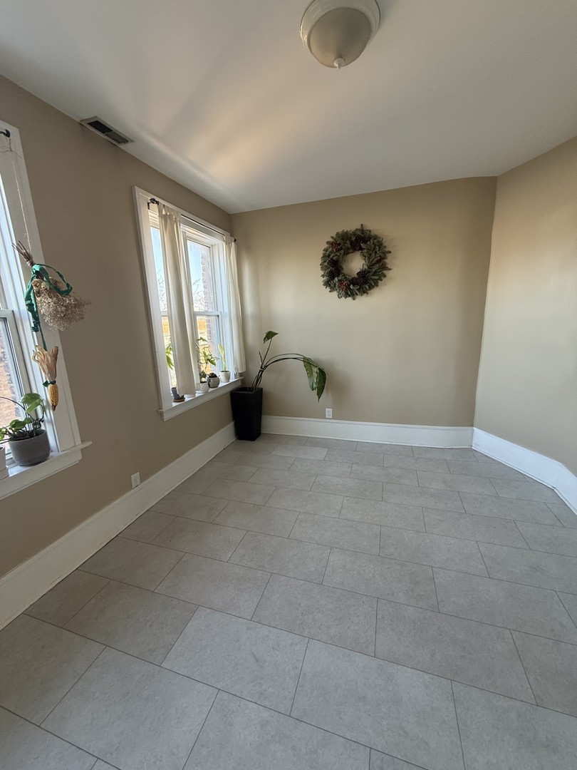 314 West Main Street, Unit 3R St. Charles, IL 60174 - Photo 8 of 11 a view of an empty room with a window