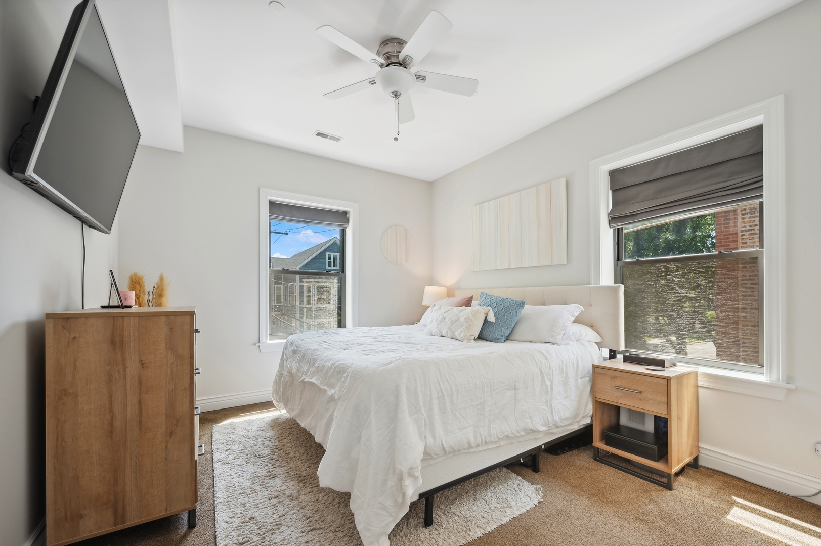 1610 West Byron Street, Unit 2 Chicago, IL 60613 - Photo 15 of 21 a bedroom with a bed and a window