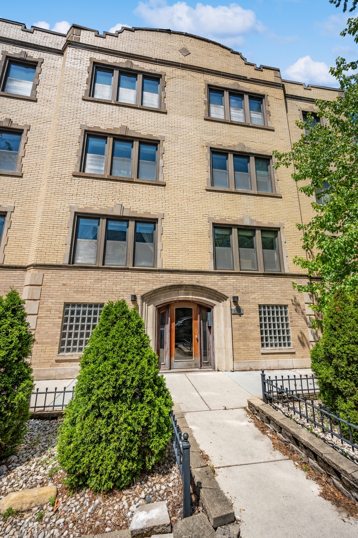 1610 West Byron Street, Unit 2 Chicago, IL 60613 - Photo 2 of 21 front view of a building