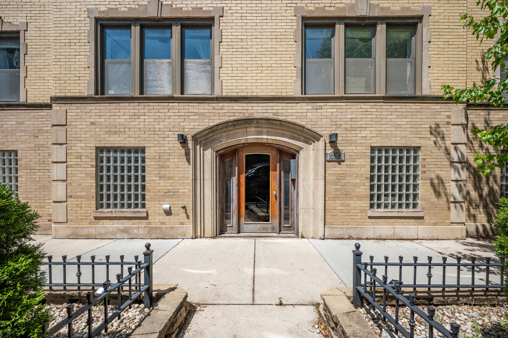 1610 West Byron Street, Unit 2 Chicago, IL 60613 - Photo 3 of 21 a front view of a house