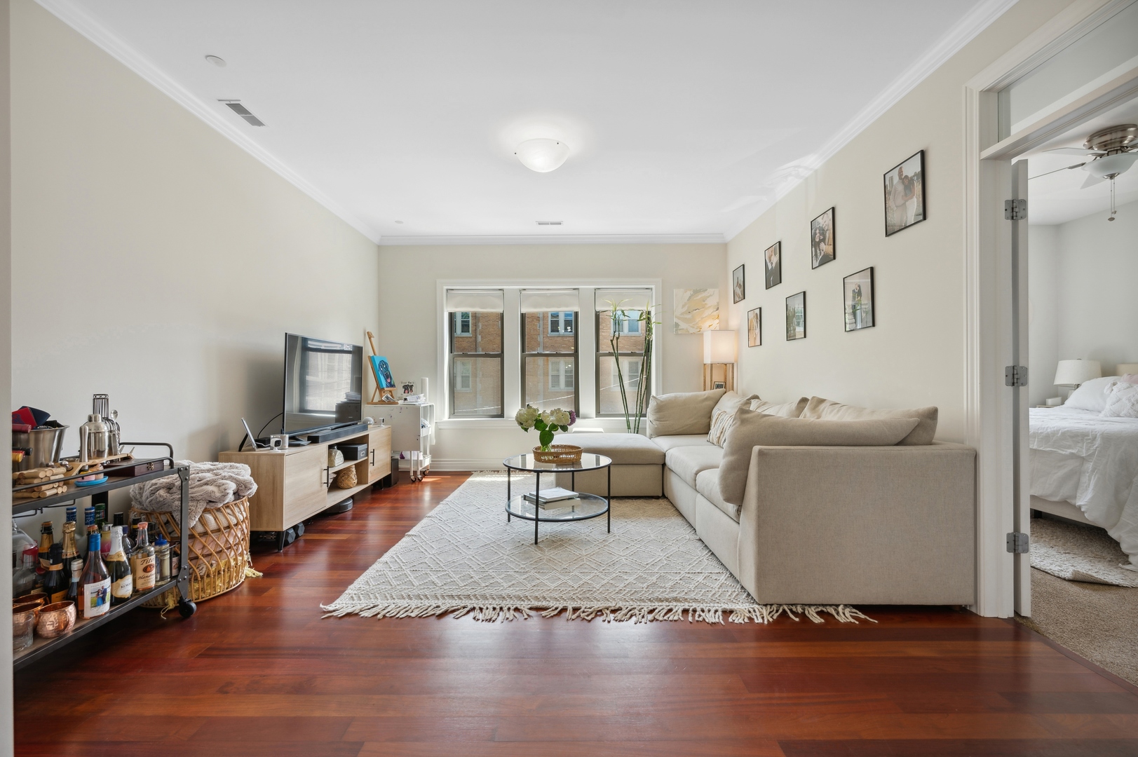 1610 West Byron Street, Unit 2 Chicago, IL 60613 - Photo 5 of 21 a living room with furniture window and a flat screen tv