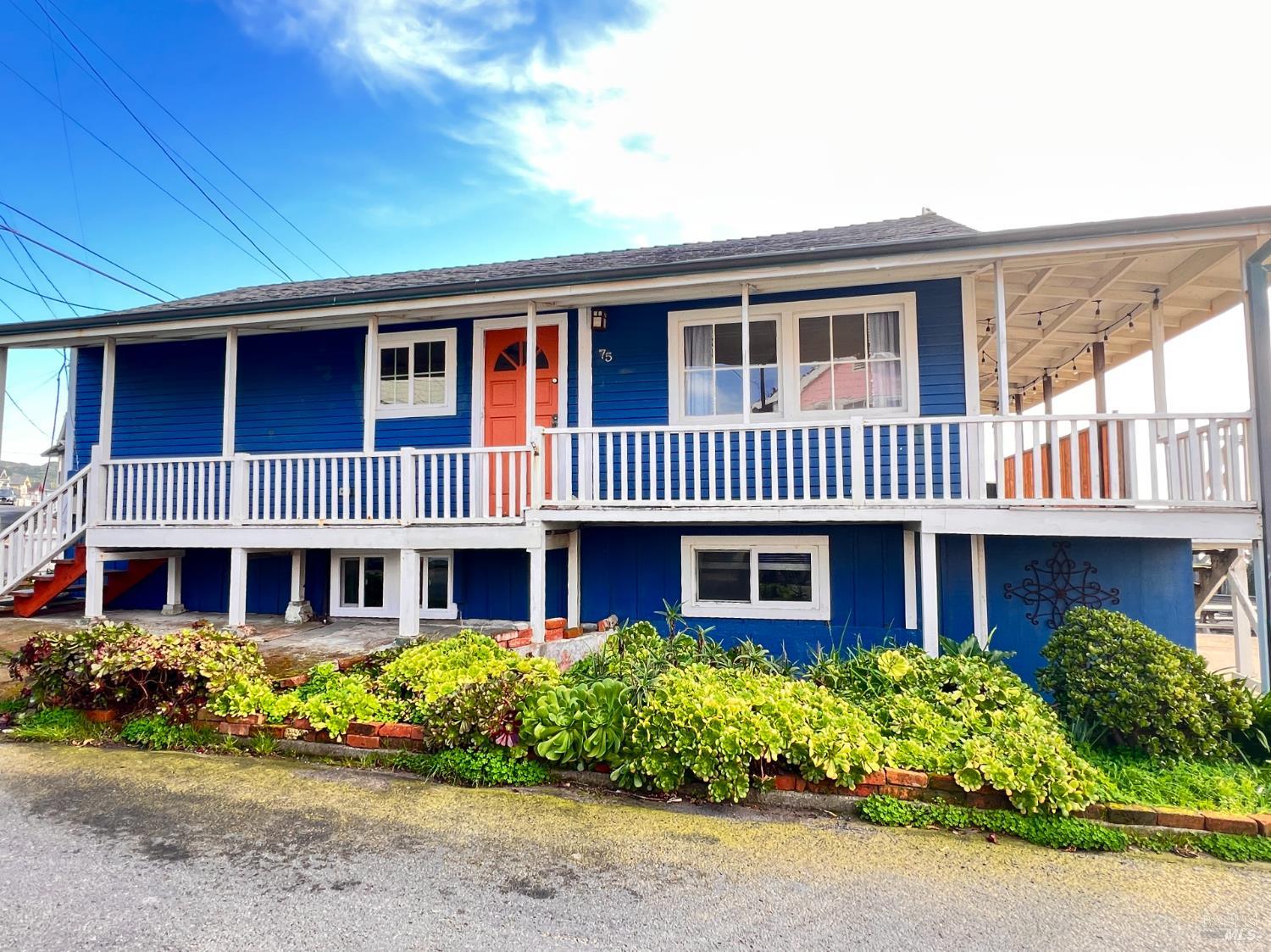 View of the front door from Ocean View Ave. Beach is to the right and the parking lot too.