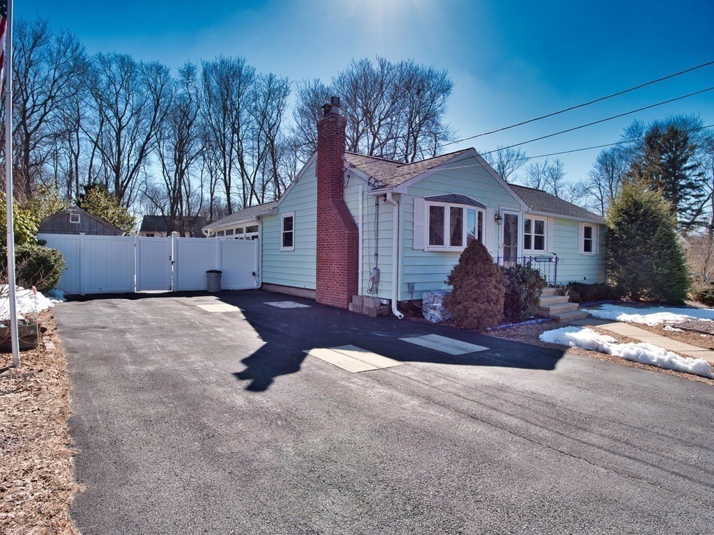 11 Roseen Road Holbrook, MA 02343 - Photo 3 of 33 Gallery Image 3