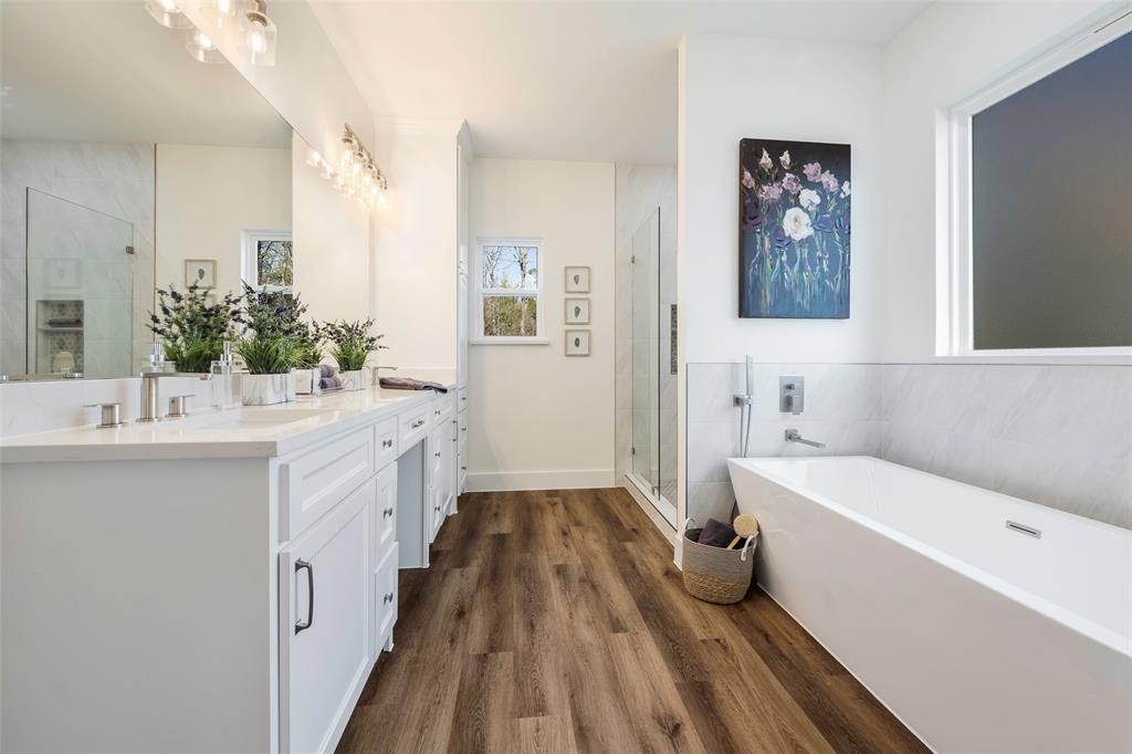 424 Private Road 5440 Point, TX 75472 - Photo 21 of 32 a bathroom with a bathtub a sink and a mirror