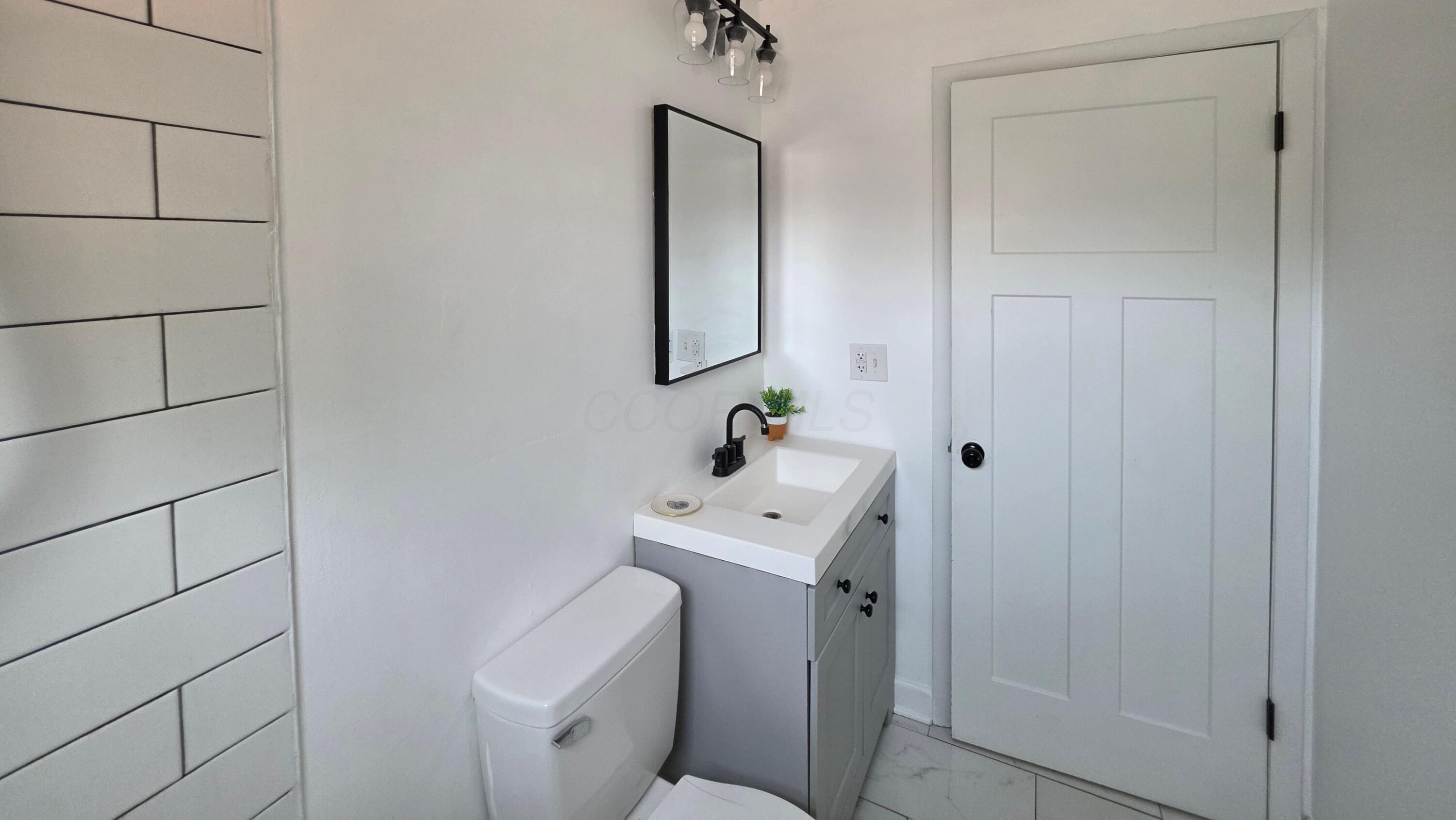 3137 Hillgate Road Columbus, OH 43207 - Photo 17 of 36 Bathroom