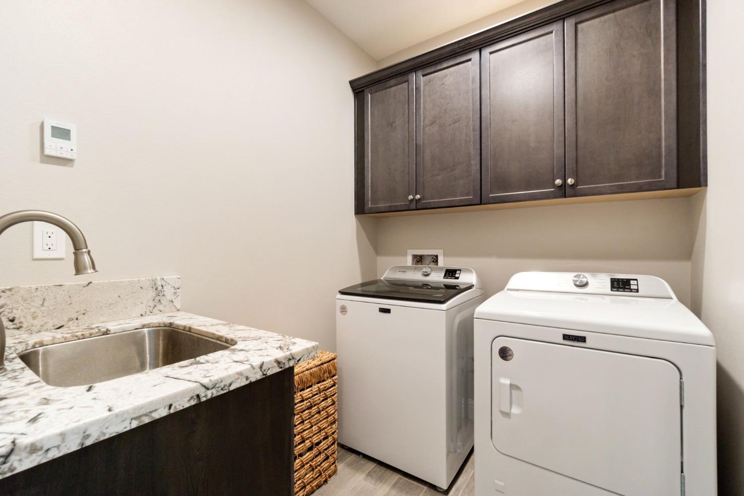 639 Mesa Drive Madera, CA 93636 - Photo 18 of 33 a utility room with dryer and washer