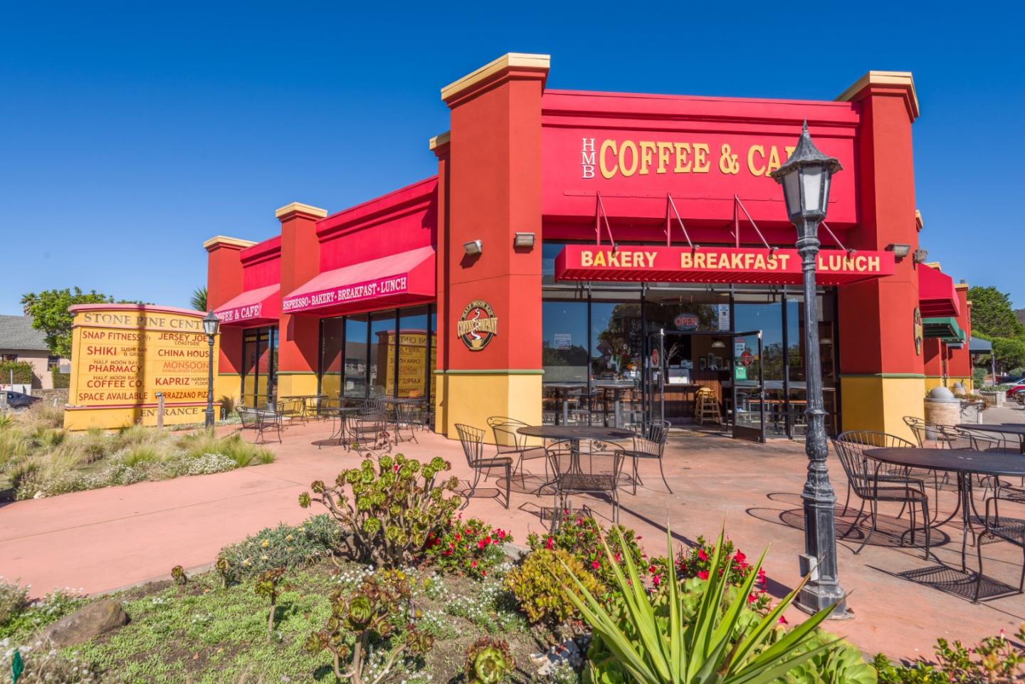 1029 Suzanne Court Half Moon Bay, CA 94019 - Photo 24 of 25 a cafe on the corner of a street