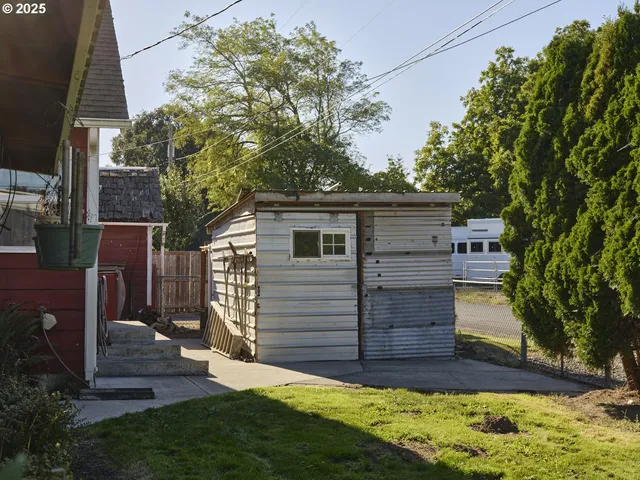 a view of a backyard of the house