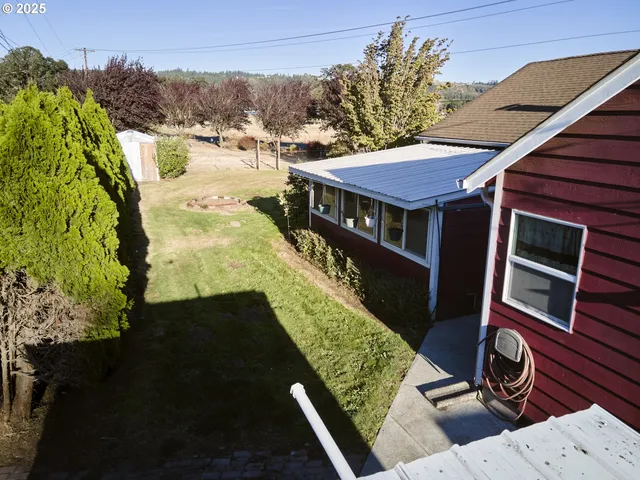 a view of yard with tree in it