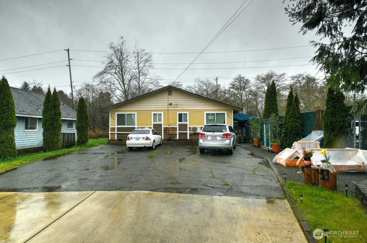507 S. West Boulevard Aberdeen, WA 98520 - Photo 2 of 4 a front view of a house with garden