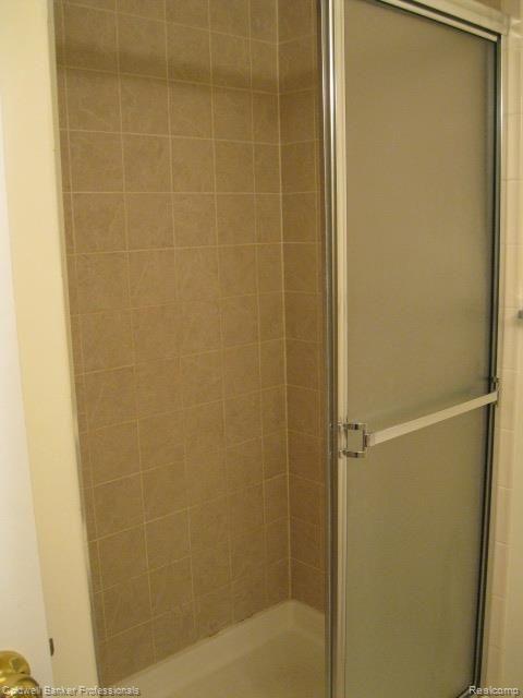 3384 Tremonte Circle, Unit 178 Rochester, MI 48306 - Photo 20 of 37 Master Bath Tub & Ceramic Enclosure