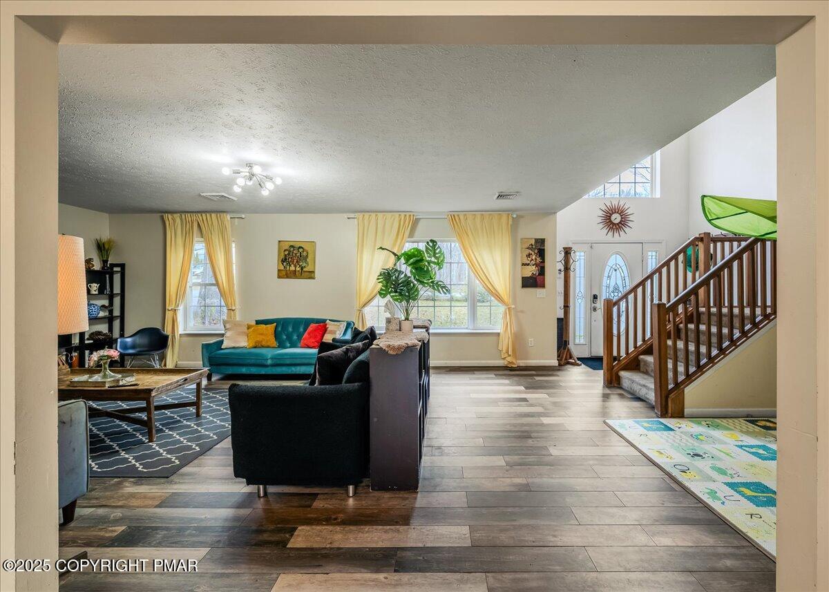 2127 Warwick Circle Tobyhanna, PA 18466 - Photo 8 of 44 20-HomeView_Media-2127_Warwick_Cir