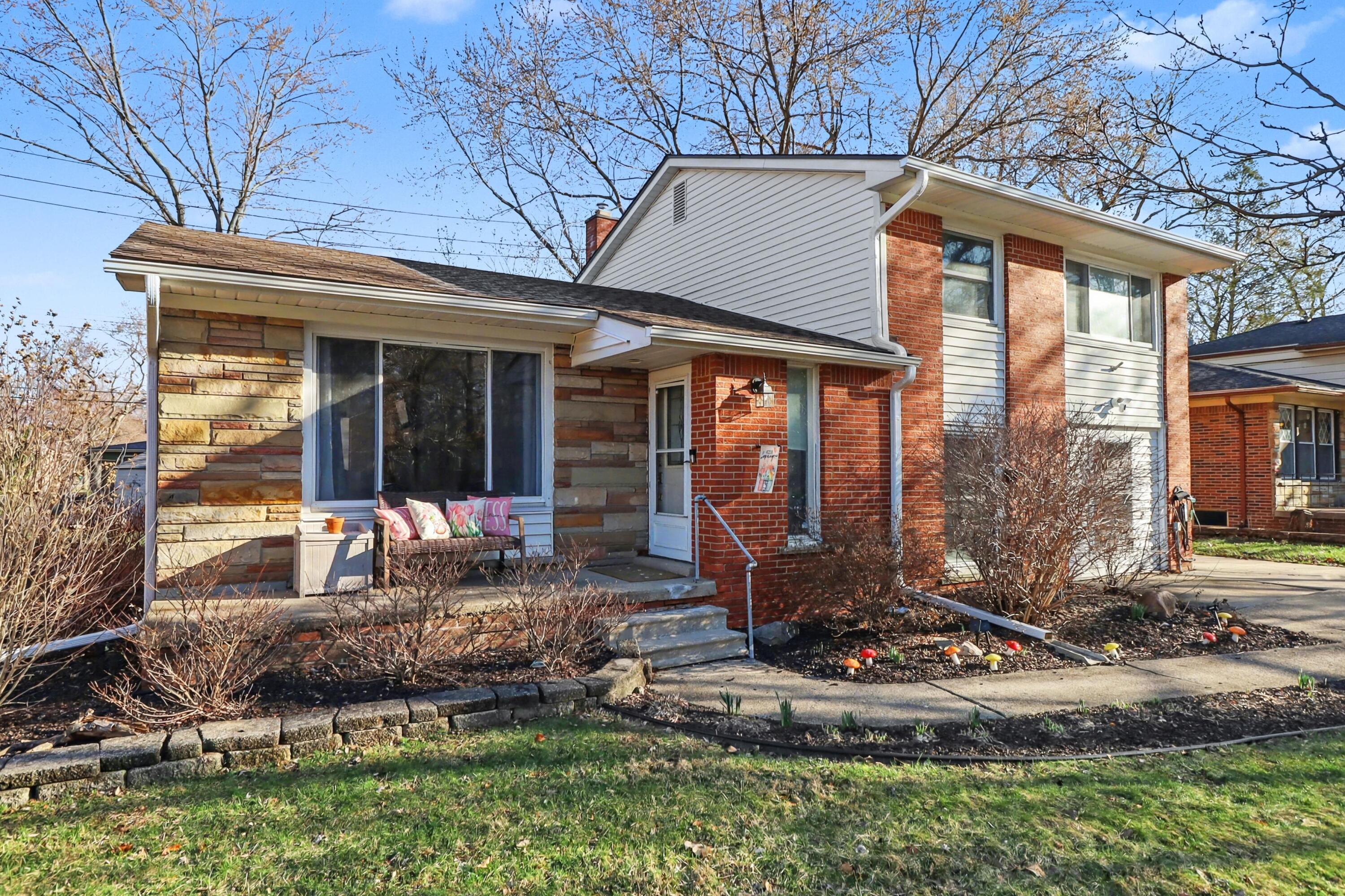 267 Willis Road Saline, MI 48176 - Photo 4 of 39 005_file_6663