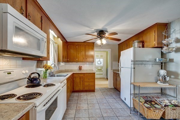 938 Main Street Reading, MA 01867 - Photo 19 of 27