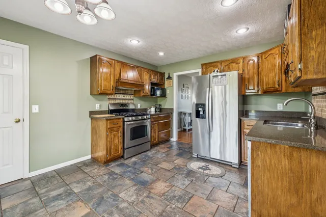 $427,400 | 221 East Main Street, Gordonsville, TN 38563