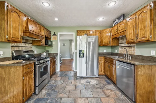 $427,400 | 221 East Main Street, Gordonsville, TN 38563