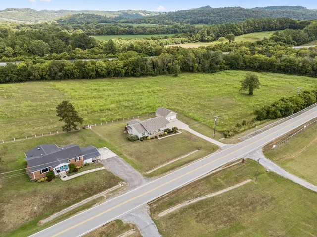 $427,400 | 221 East Main Street, Gordonsville, TN 38563