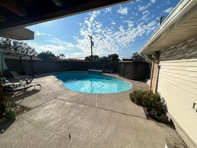 a view of a backyard