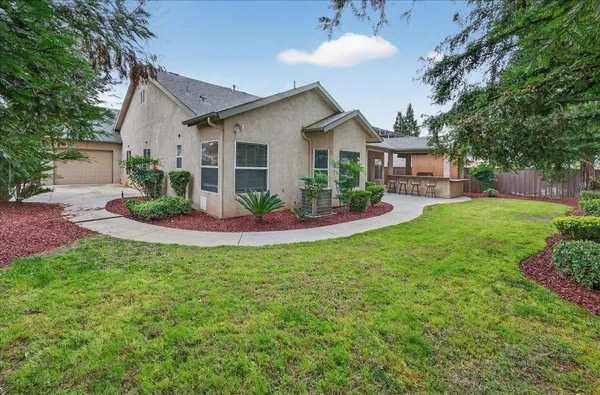$639,900 | 647 Moody Avenue, Clovis, CA 93619