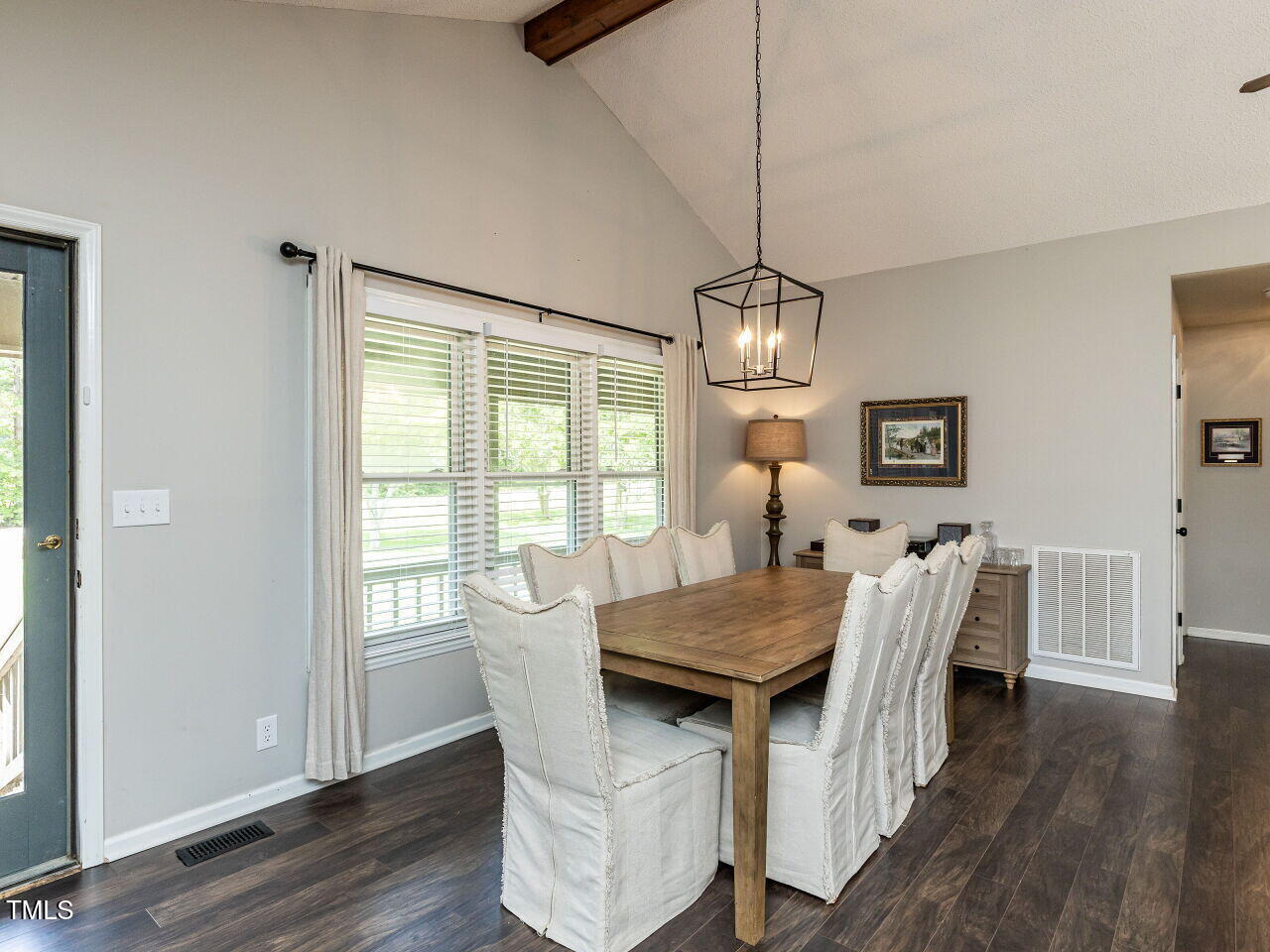 004-1280x960-dining-area