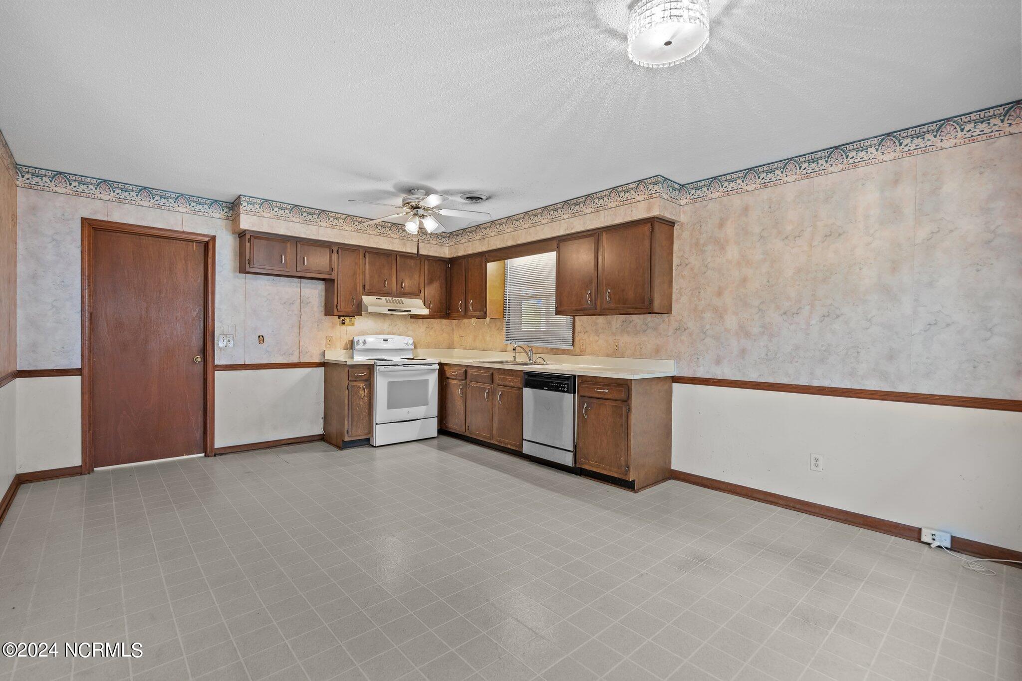 906 Arnold Road Wilmington, NC 28412 - Photo 5 of 32 30-web-or-mls-DSC09249