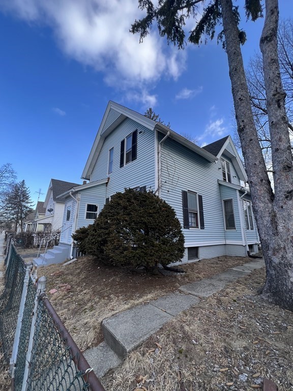 27 Andrew Street Springfield, MA 01109 - Photo 4 of 34 Gallery Image 4