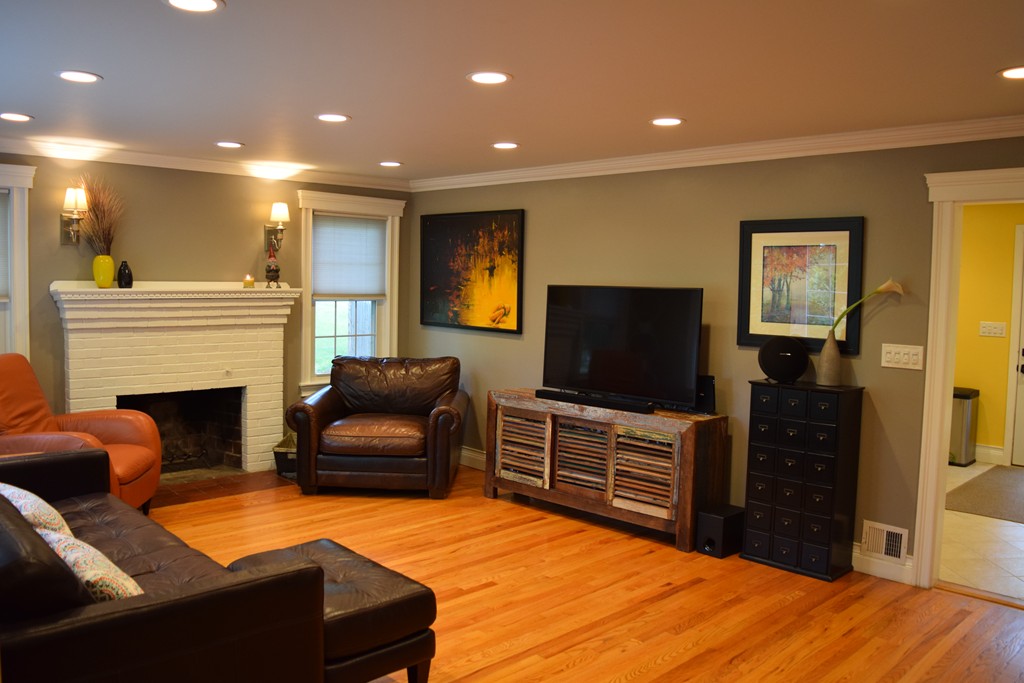 168 Boston Post Road Wayland, MA 01778 - Photo 3 of 22 a living room with furniture and a flat screen tv