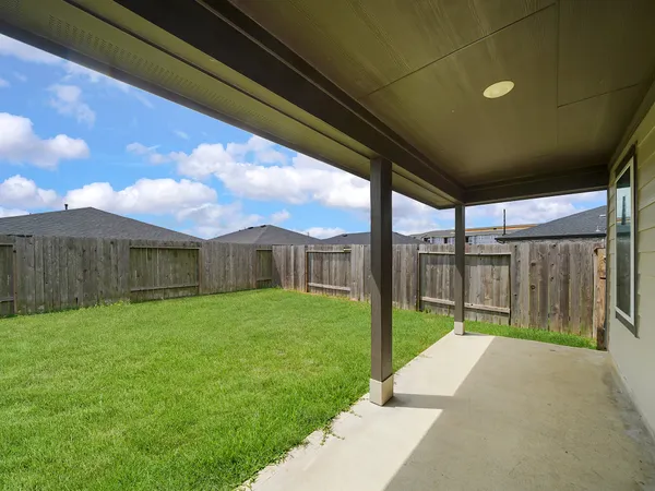 a view of a back yard