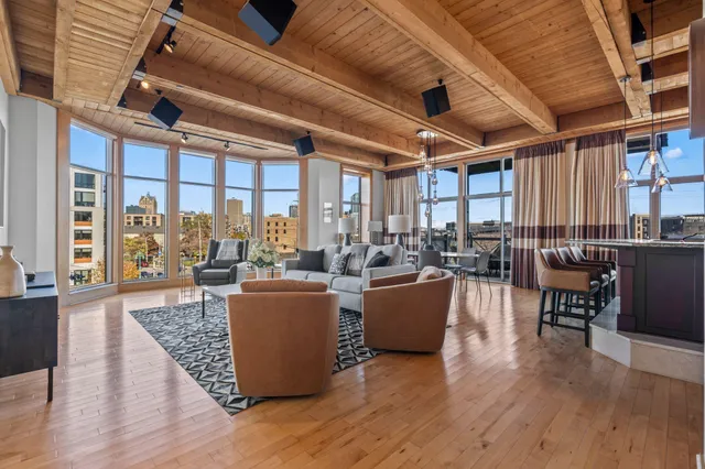 $1,250,000 | 541 East Erie Street, Unit 302, Milwaukee, WI 53202