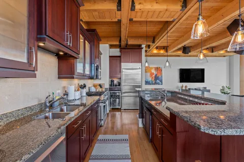 $1,250,000 | 541 East Erie Street, Unit 302, Milwaukee, WI 53202