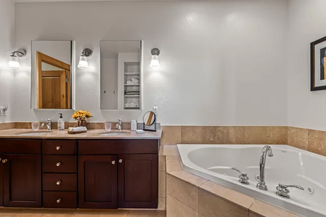 $1,250,000 | 541 East Erie Street, Unit 302, Milwaukee, WI 53202