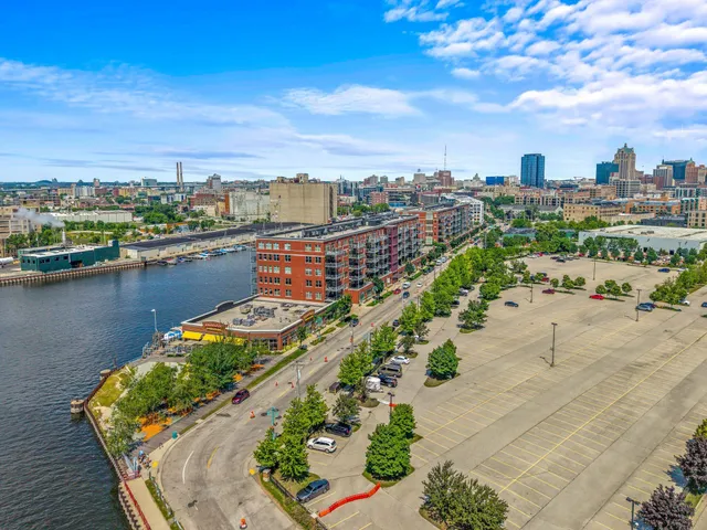 $1,250,000 | 541 East Erie Street, Unit 302, Milwaukee, WI 53202