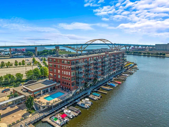 $1,250,000 | 541 East Erie Street, Unit 302, Milwaukee, WI 53202