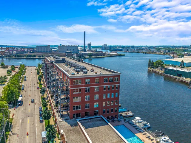 $1,250,000 | 541 East Erie Street, Unit 302, Milwaukee, WI 53202