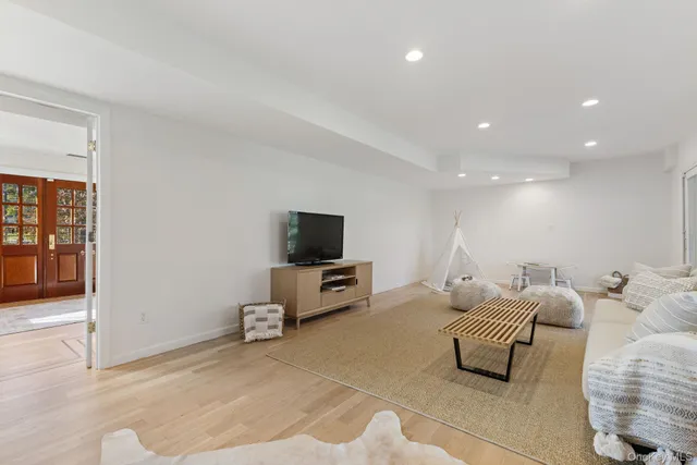 $2,200,000 | 21 Kolbert Drive, Scarsdale, NY 10583